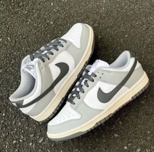 NIKKE SB DUNK LOW LIGHT CARBON