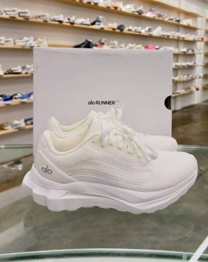 Alo Yoga runner tripple white